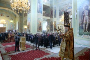 В Великий Четверг Митрополит Лонгин совершил Литургию Василия Великого и Чин умовения ног