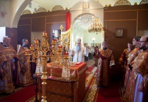Божественная литургия на Архиерейском подворье — храме во имя преподобного Серафима Саровского города Саратова