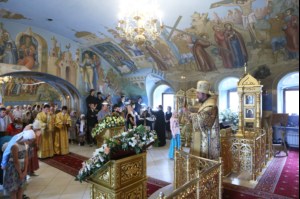 Епископ Пахомий совершил Божественную литургию в Свято-Троицком кафедральном соборе Саратова