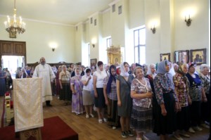 Божественная литургия и панихида на Архиерейском подворье – храме во имя преподобного Серафима Саровского г.Саратова