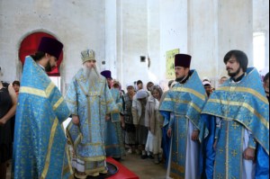 Божественная литургия в храме в честь Покрова Пресвятой Богородицы села Сокур Татищевского района