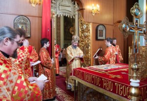 Архиепископ Элистинский и Калмыцкий Юстиниан совершил Божественную литургию и панихиду в Духосошественском храме г. Саратова