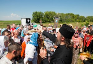 Митрополит Лонгин и Епископ Пахомий прошли часть пути вместе с участниками крестного хода Балашов — Вавилов Дол