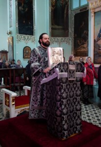 Вечерня с выносом Плащаницы Спасителя в храме в честь Сошествия Святого Духа города Саратова