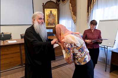 Митрополит Лонгин вручил сертификаты первым слушателям курсов для распространителей церковной утвари