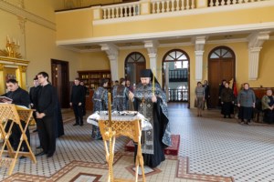 Литургия Преждеосвященных Даров на Архиерейском подворье — в храме святого апостола и евангелиста Иоанна Богослова