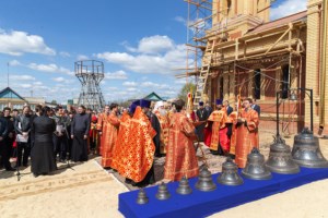 Митрополит Лонгин освятил колокола Свято-Никольского храма села Октябрьский Городок