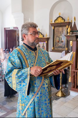 Божественная литургия на Архиерейском подворье — в храме в честь иконы Божией Матери «Утоли моя печали» г. Саратова