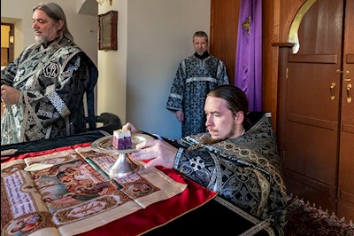 Литургия Преждеосвященных Даров на Архиерейском подворье – в храме в честь иконы Божией Матери «Утоли моя печали» г. Саратова