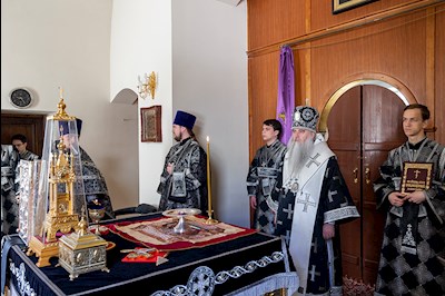 Литургия Преждеосвященных Даров на Архиерейском подворье — в храме в честь иконы Божией Матери «Утоли моя печали» г. Саратова
