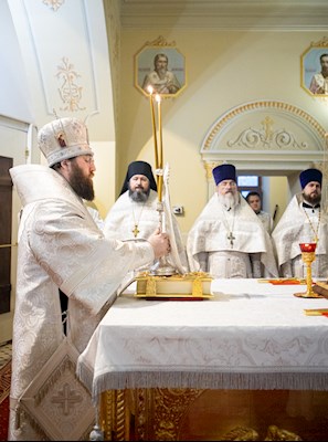 Митрополит Игнатий совершил Божественную литургию на Архиерейском подворье — в храме во имя святого апостола и евангелиста Иоанна Богослова при СПДС