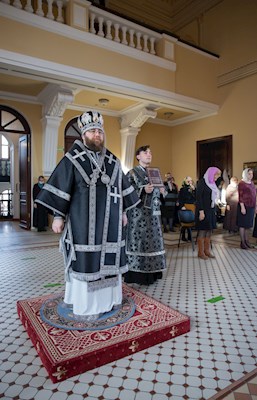 Митрополит Игнатий совершил вечернюю Литургию Преждеосвященных Даров в храме во имя святого апостола и евангелиста Иоанна Богослова при Саратовской православной духовной семинарии