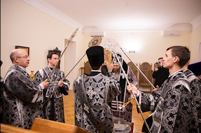 Митрополит Игнатий совершил ночную Литургию Преждеосвященных Даров в крестовом храме священномученика Гермогена, епископа Тобольского (Саратовского и Царицынского)