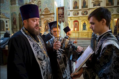 Митрополит Игнатий совершил великое повечерие с чтением Великого покаянного канона преподобного Андрея Критского в Покровском соборе г. Саратова