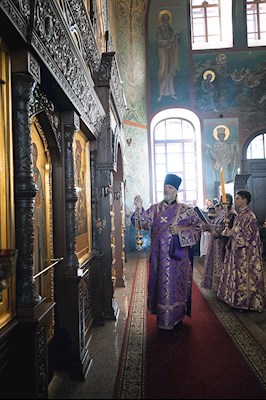 Митрополит Игнатий совершил Божественную литургию в Крестовоздвиженском храме г. Хвалынска