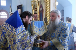 Божественная литургия в храме в честь Покрова Пресвятой Богородицы города Петровска
