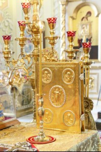 Божественная литургия в храме в честь Покрова Пресвятой Богородицы г.Саратова