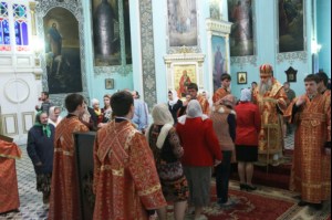Всенощное бдение в Духосошественском кафедральном соборе Саратова