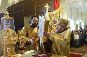 Божественная литургия на Архиерейском подворье — храме во имя преподобного Серафима Саровского г. Саратова