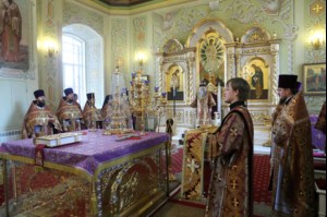 В Великий Четверг Митрополит Лонгин совершил Литургию Василия Великого и Чин умовения ног