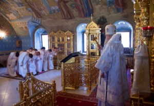 Митрополит Лонгин совершил Крещальную литургию в Свято-Троицком кафедральном соборе г. Саратова