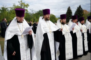 В канун празднования Собора Саратовских святых совершена панихида по убиенным в годы гонений на Воскресенском кладбище Саратова