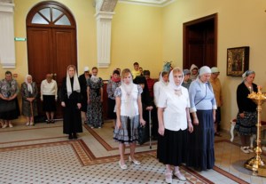 Божественная литургия на Архиерейском подворье — храме во имя святого апостола и евангелиста Иоанна Богослова при Саратовской православной духовной семинарии