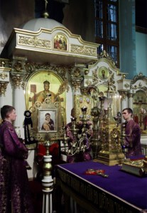 Всенощное бдение c Чином Воздвижения Креста в храме в честь Сошествия Святого Духа города Саратова