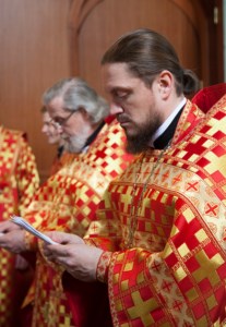 Архиепископ Элистинский и Калмыцкий Юстиниан совершил Божественную литургию и панихиду в Духосошественском храме г. Саратова