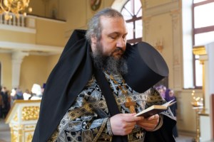 Литургия Преждеосвященных Даров на Архиерейском подворье — в храме во имя святого апостола и евангелиста Иоанна Богослова при СПДС