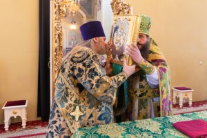 Божественная литургия в храме в честь Покрова Пресвятой Богородицы г. Саратова