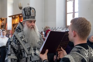 Литургия Преждеосвященных Даров, малое повечерие и утреня Великого Четвертка на Архиерейском подворье — в храме во имя святых равноапостольных Мефодия и Кирилла при СГУ