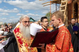 Митрополит Лонгин освятил колокола Свято-Никольского храма села Октябрьский Городок