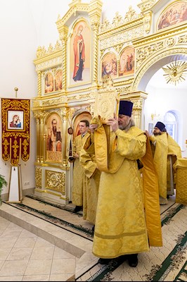 Божественная литургия в храме в честь святителя Иоанна Златоуста в п. Зональный г. Саратова