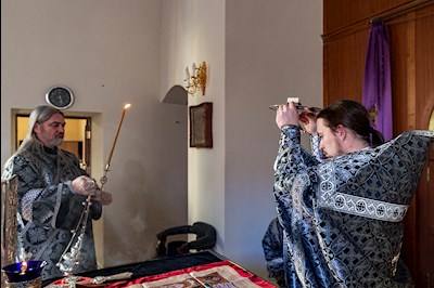 Литургия Преждеосвященных Даров на Архиерейском подворье – в храме в честь иконы Божией Матери «Утоли моя печали» г. Саратова