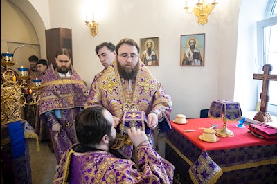 Митрополит Игнатий совершил Божественную литургию в храме святителя Иоанна Златоуста в п. Зональный г. Саратова