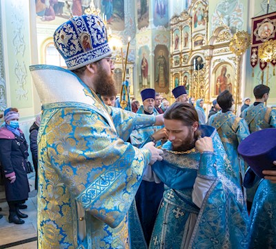 Митрополит Саратовский и Вольский Игнатий совершил вечерню в соединении с Литургией Иоанна Златоуста в Покровском соборе г. Саратова
