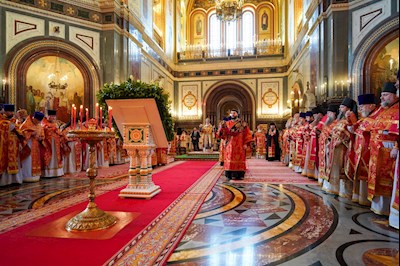 Митрополит Игнатий принял участие в Божественной литургии в Храме Христа Спасителя