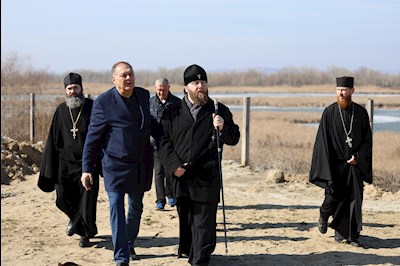 Митрополит Игнатий осмотрел строящиеся храмы Покровска