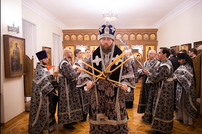 Митрополит Игнатий совершил ночную Литургию Преждеосвященных Даров в крестовом храме священномученика Гермогена, епископа Тобольского (Саратовского и Царицынского)