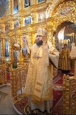 Митрополит Игнатий совершил Божественную литургию в Свято-Троицком кафедральном соборе Саратова