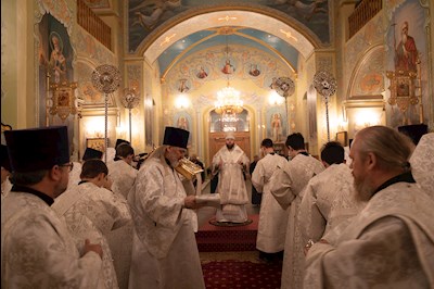 Митрополит Игнатий совершил Великую вечерню в соединении с Литургией святителя Василия Великого и чин Великого освящения воды в Покровском соборе г. Саратова