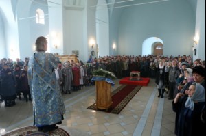 Божественная литургия в храме в честь Покрова Пресвятой Богородицы города Петровска