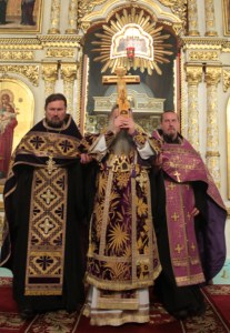 Всенощное бдение c Чином Воздвижения Креста в Духосошественском соборе города Саратова