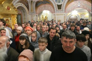Митрополит Лонгин совершил Рождественское ночное богослужение