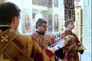 В Великий Четверг Митрополит Лонгин совершил Литургию Василия Великого и Чин умовения ног