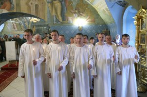 Митрополит Лонгин совершил Царские часы, Изобразительны, Великую вечерню и Крещальную литургию в Свято-Троицком кафедральном соборе Саратова