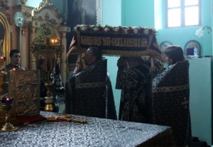 Митрополит Лонгин совершил вечерню с выносом Плащаницы