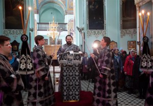 Вечерня с выносом Плащаницы Спасителя в храме в честь Сошествия Святого Духа города Саратова