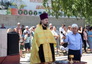 Священник благословил новобранцев перед отправкой на воинскую службу